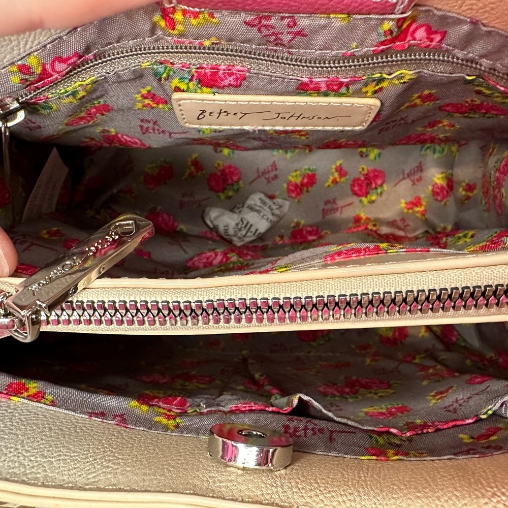 Betsey Johnson “Sand” Heart Debossed Crossbody Handbag Patent with Scarf - Picture 4 of 5